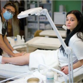 ragazze a lavoro in laboratorio di estetica