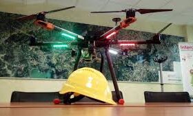 tavolo riunione con caschetto di protezione e drone