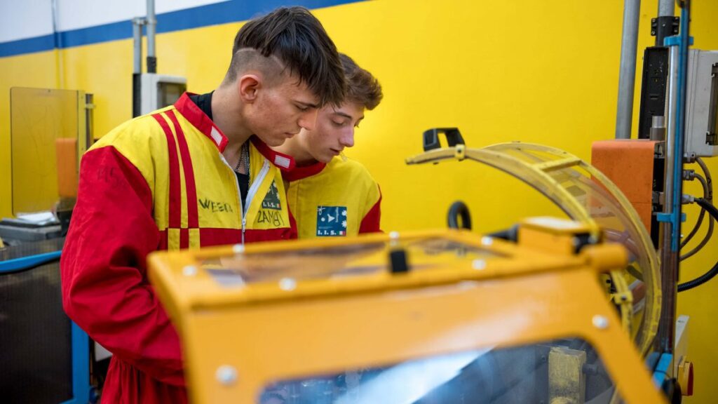 ragazzi a lavoro in laboratorio meccanica