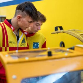 ragazzi a lavoro in laboratorio meccanica