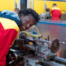 ragazzi a lavoro in officina meccanica