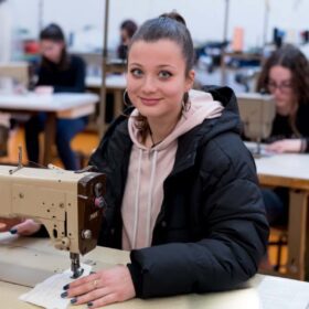 ragazzi a lavoro in laboratorio moda