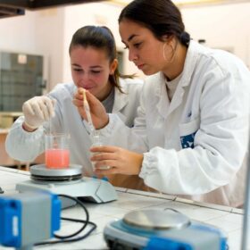 ragazze al lavoro in laboratorio di chimica