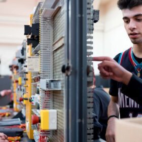 ragazzi a lavoro in laboratorio impianti elettrici