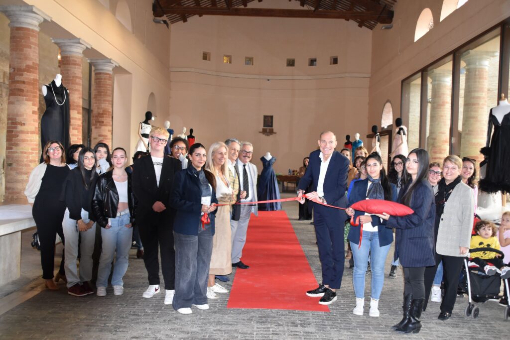 dirigente e studenti inaugurano il fashion week di Senigallia